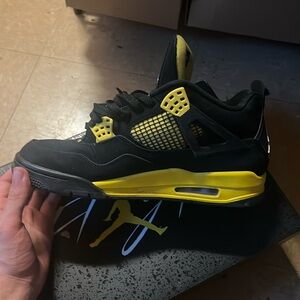 Jordan 4 thunder black&yellow
